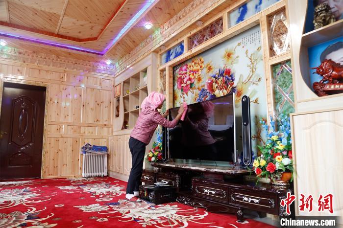 圖為做家務(wù)的項(xiàng)青達(dá)杰妻子?！●R銘言 攝