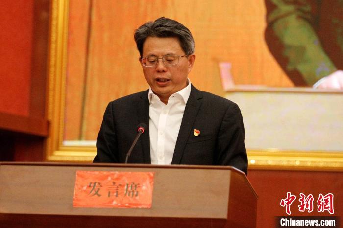 圖為果洛州委常委、副州長、上海市援青聯(lián)絡(luò)組組長馮志勇總結(jié)對(duì)口支援十年工作。　果洛州委宣傳部供圖 攝