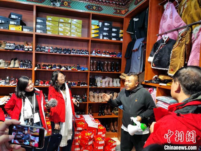 圖為中外媒體在玉樹州玉樹市甘達(dá)村采訪。　張?zhí)砀?攝