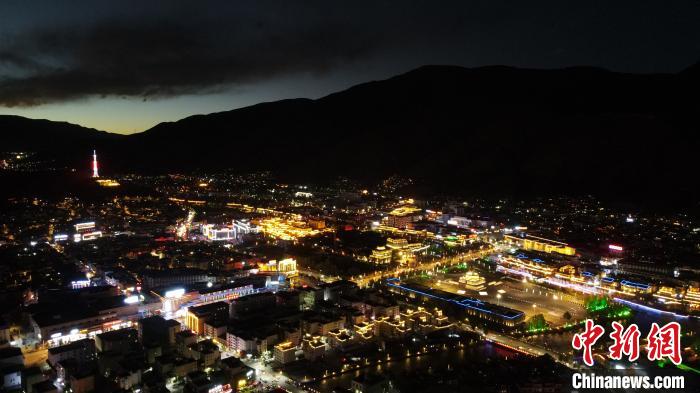 圖為玉樹市城市建設(shè)。　蘇丹 攝