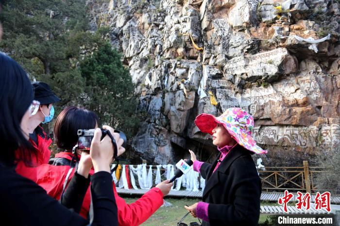 圖為中外媒體在玉樹州玉樹市采訪文旅融合情況?！?zhí)砀?攝