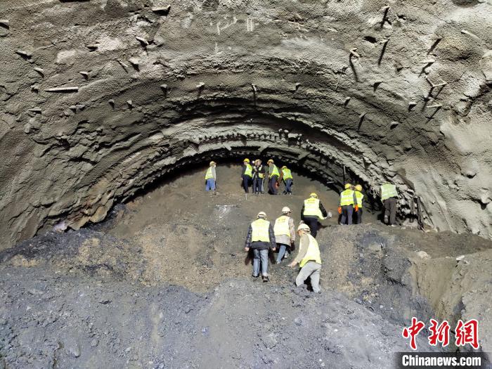 圖為久馬高速查針梁子隧道施工現(xiàn)場(chǎng)?！⊥貔i 攝