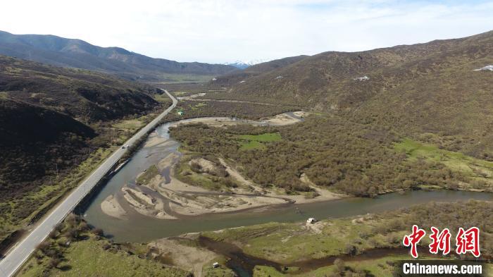 久馬高速沿線地貌。四川交投藏高公司供圖