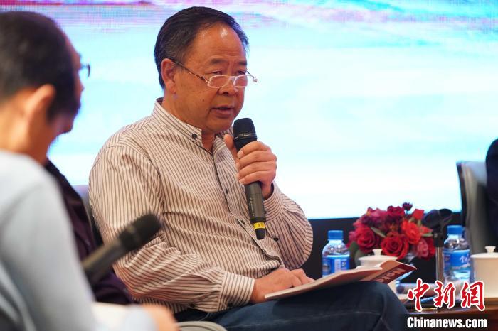 圖為青海省藝術(shù)研究所所長(zhǎng)、文化學(xué)者耿占坤發(fā)表觀點(diǎn)?！√K丹 攝