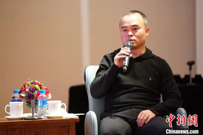 圖為<a target='_blank' >中新社</a>青海分社社長(zhǎng)胡鐘藝就加強(qiáng)瀾湄流域新聞報(bào)道發(fā)表觀點(diǎn)?！√K丹 攝