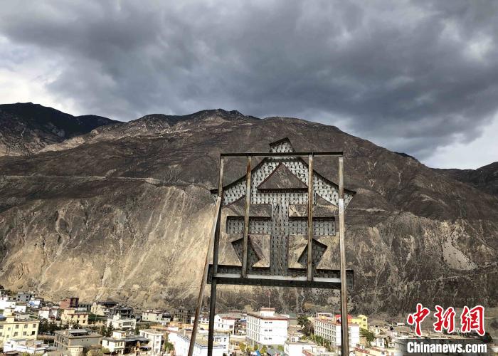 圖為處在山巒腳下的奔子欄?！】姵?攝