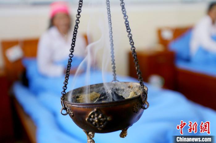 圖為藏醫(yī)熏藥療法?！「哒?攝