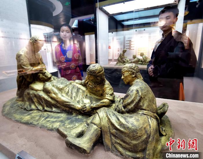 圖為模擬的藏醫(yī)眼科手術(shù)場景?！?zhí)砀?攝