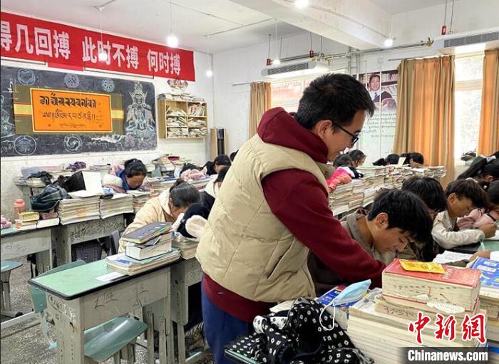 學生在免費輔導班上課?！∧岈敵?攝