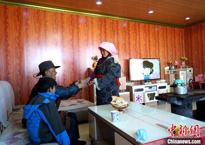 圖為易地搬遷后的哇保家?！〔彭?xiàng)什姐 攝