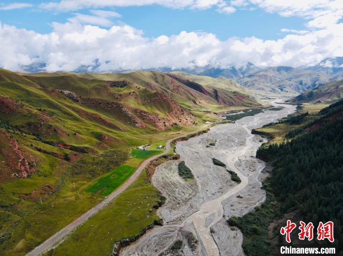 資料圖為祁連山國家公園青海片區(qū)?！±罱瓕?攝