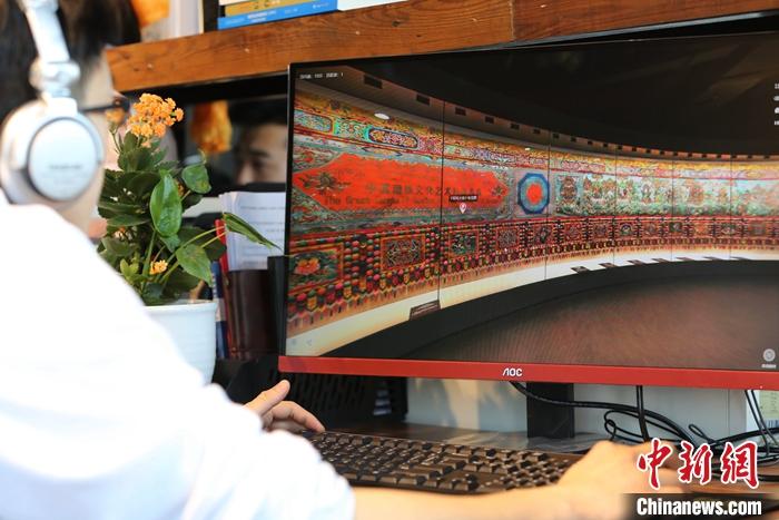 2月23日，青海西寧，市民利用VR瀏覽長(zhǎng)達(dá)608米的《中國藏族文化藝術(shù)彩繪大觀》。農(nóng)歷辛丑牛年新年“巧遇”藏歷鐵牛新年，青海高原農(nóng)牧民特別是生活在城市的藏族民眾，正享受從“流口水”的糌粑到“鎮(zhèn)館之寶”VR體驗(yàn)的味覺、視覺“大餐”之變。<a target='_blank' ><p  align=