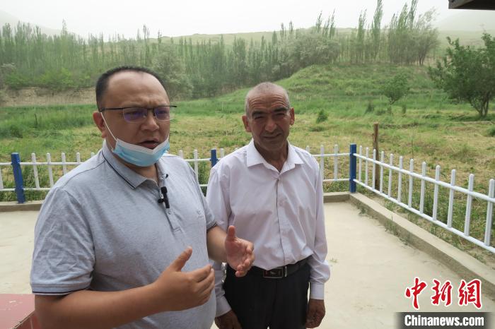 圖右為普魯村當(dāng)年迎接進(jìn)藏先遣連入村的見證者后代西日普·依布地。　楊程晨 攝