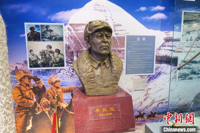圖為南疆軍區(qū)某合成團(tuán)1連榮譽(yù)室，雕像是進(jìn)藏先遣英雄連總指揮李狄三?！畛坛?攝