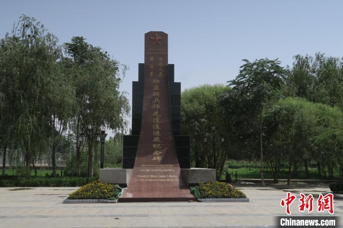 圖為位于于田縣中心的中國人民解放軍獨(dú)立騎兵師先遣連進(jìn)藏紀(jì)念碑?！畛坛?攝