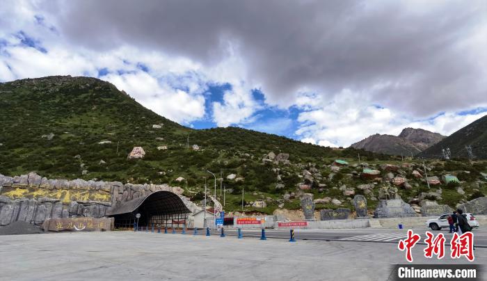 已建成通車的雀兒山隧道?！⒅铱?攝