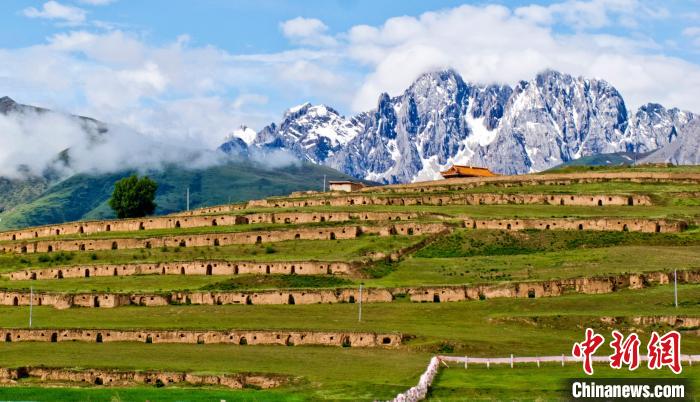 十八軍甘孜窯洞群。　劉忠俊 攝