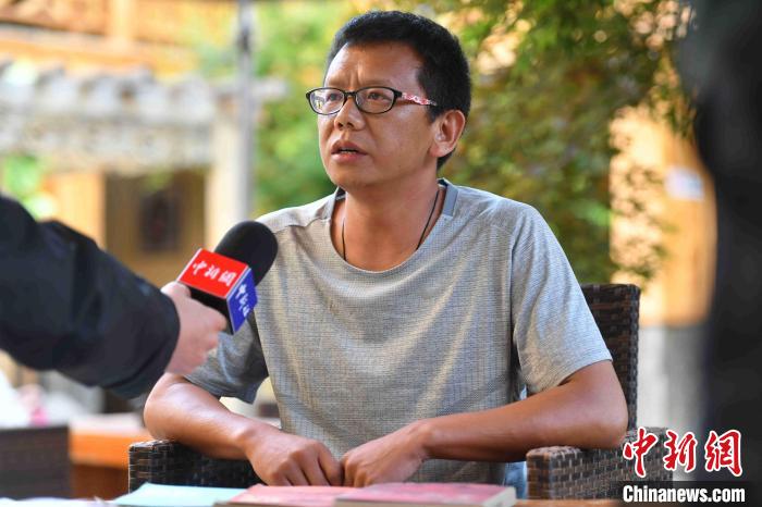 圖為和澗秋接受記者采訪?！⑷疥?攝