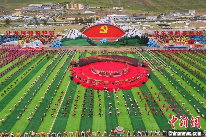 圖為玉樹藏族自治州成立70周年慶祝大會現(xiàn)場?！●R銘言 攝