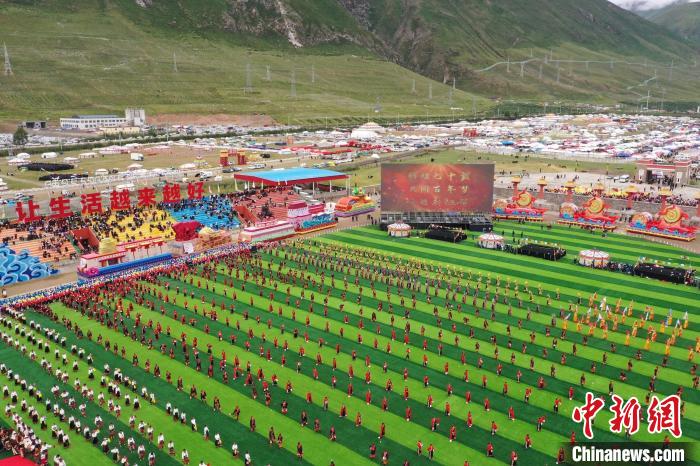圖為玉樹藏族自治州成立70周年慶祝大會(huì)現(xiàn)場(chǎng)?！●R銘言 攝