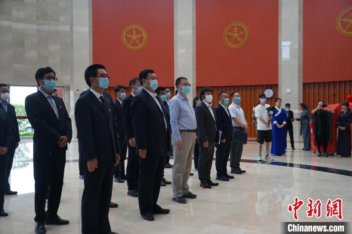 圖為掛牌儀式現(xiàn)場?！∨擞隄?攝