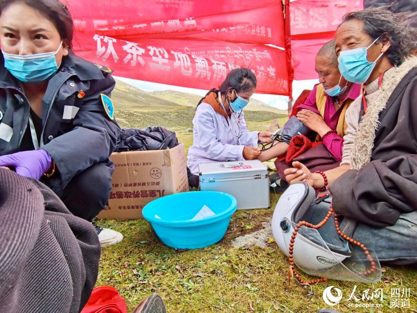 給牧民檢查身體。巴登攝