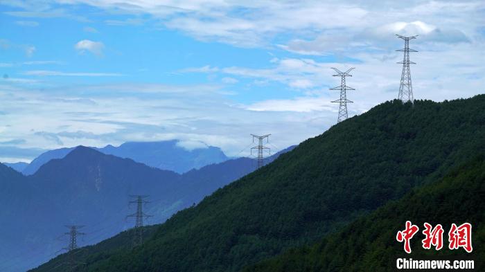 甘蜀改500千伏線路二郎山上架線施工現(xiàn)場(chǎng)?！∽T謝陽(yáng) 攝