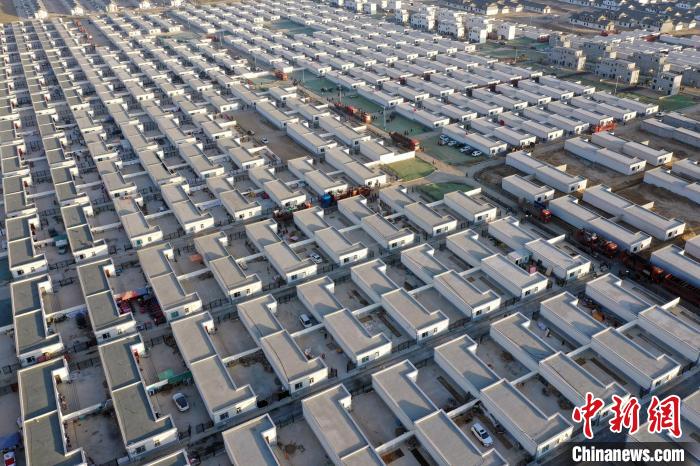 圖為蘭州新區(qū)移民安置區(qū)?！《P 攝