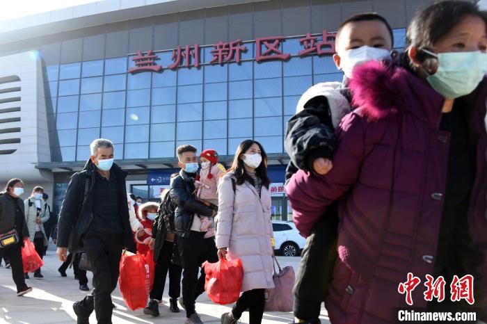 圖為搬遷民眾剛出火車站?！《P 攝