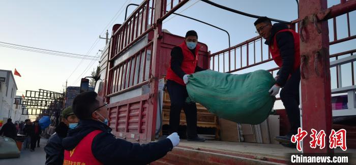 圖為志愿者幫忙搬運(yùn)家具等物資。　魏建軍 攝