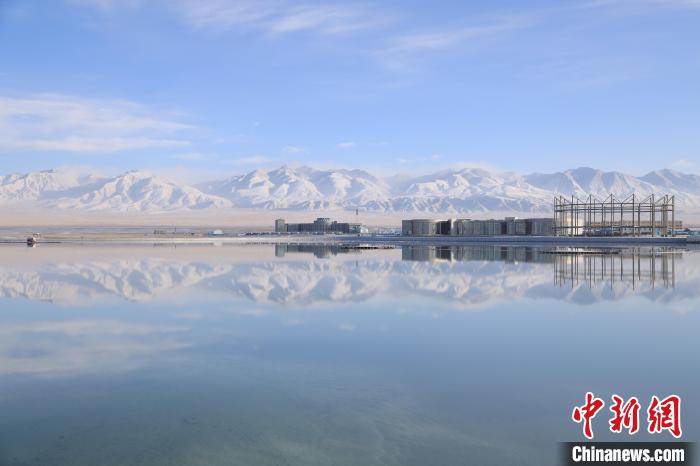 圖為鹽湖景色?！●R翔 攝