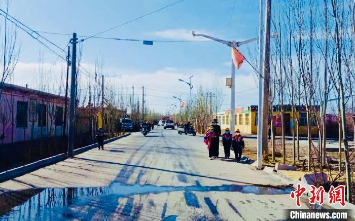 圖為黃河源昆侖社區(qū)馬路的一角。　格爾木市委宣傳部 供圖