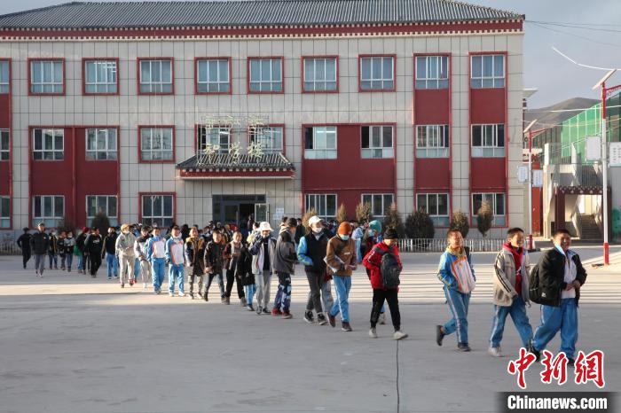 圖為瑪沁縣第一民族中學(xué)?！『F龍 攝