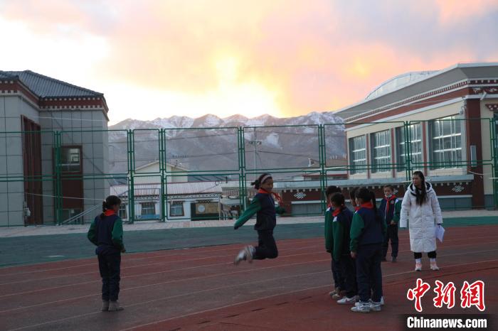 圖為學(xué)生們開展社團(tuán)活動?！『F龍 攝