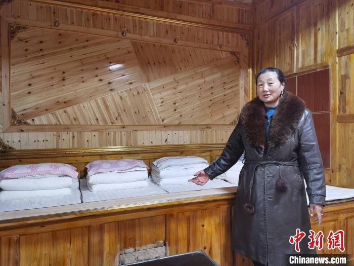 圖為德吉村村民鬧尖措介紹自家農(nóng)家樂(lè)。　祁增蓓 攝