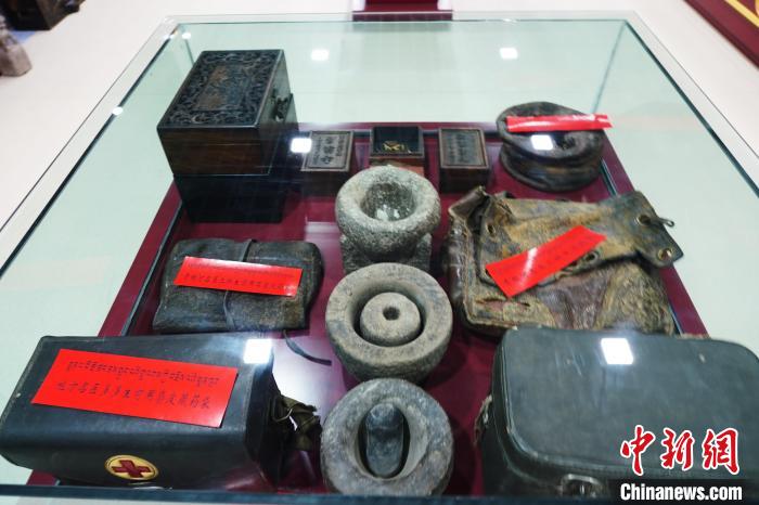 圖為藏醫(yī)傳統(tǒng)制藥石鍋石槽?！●R銘言 攝