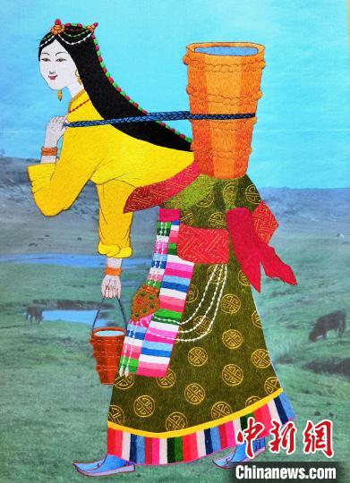 圖為藏繡作品《背水姑娘》?！∑钤鲚?攝