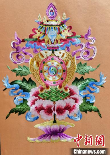 圖為藏繡作品?！∑钤鲚?攝