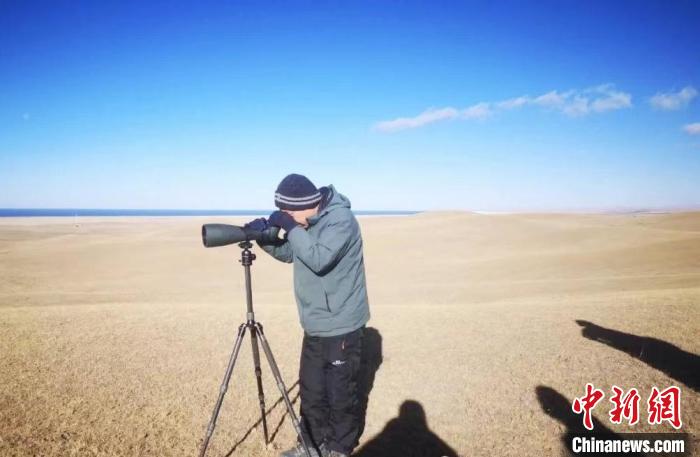 圖為工作人員正在進(jìn)行監(jiān)測(cè)。　青海湖景區(qū)保護(hù)利用管理局供圖