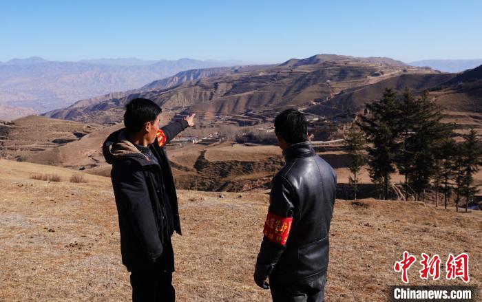 圖為桑杰加(左)和同事望向遠方。　馬銘言 攝