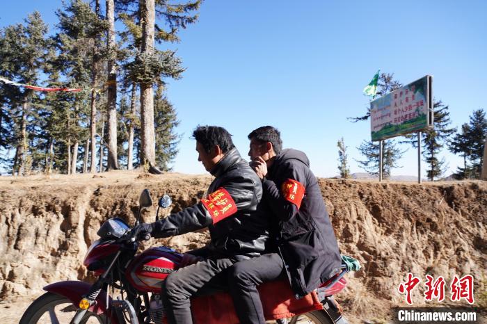 圖為同事騎摩托車載著桑杰加(后)前往林場?！●R銘言 攝