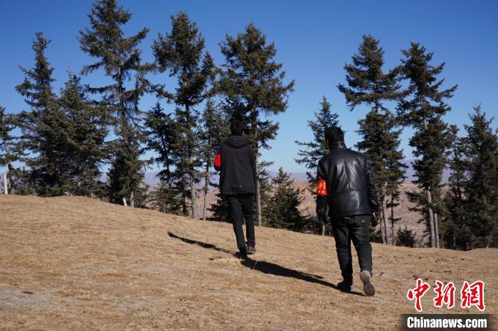 圖為桑杰加(左)和同事巡查林場?！●R銘言 攝