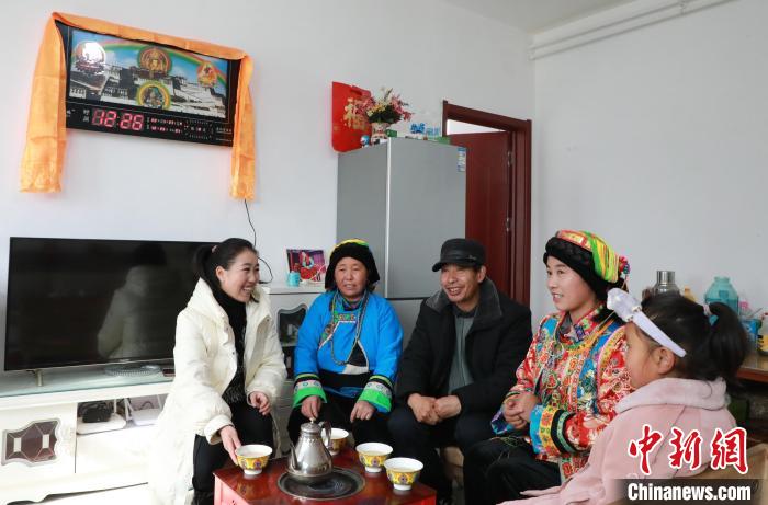 新家是兩層小樓房，一樓布置得充滿現(xiàn)代感，喝著藏式奶茶，一家人聊著今年春節(jié)怎么過?！《∷?攝