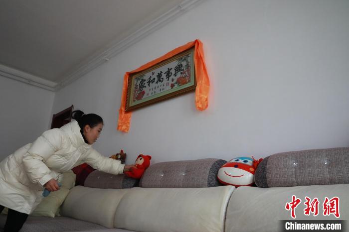 27日，春節(jié)將至，楊周馬草打掃房屋，拆洗沙發(fā)靠墊等。　丁思 攝