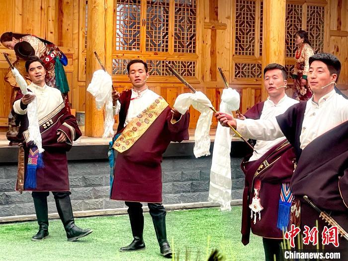圖為藏族漢子表演節(jié)目?！±钣穹?攝