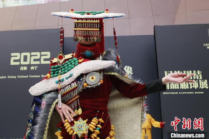 圖為模特展示藏族服飾?！●R銘言 攝