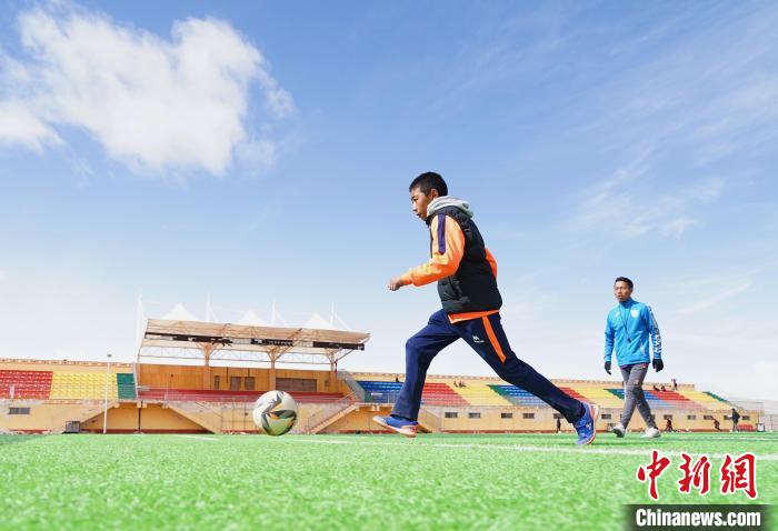 圖為一名男孩運(yùn)球射門?！●R銘言 攝