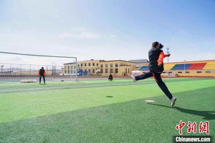 圖為一名女孩進行射門訓練?！●R銘言 攝