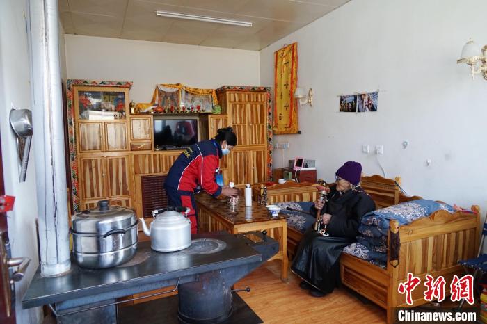 圖為敬老院護(hù)工為老人打掃屋內(nèi)衛(wèi)生?！●R銘言 攝