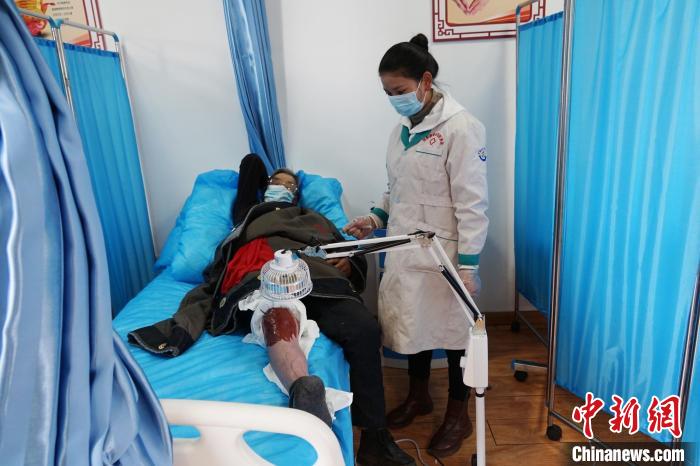 圖為敬老院醫(yī)生用藏藥為老人進(jìn)行治療。　馬銘言 攝